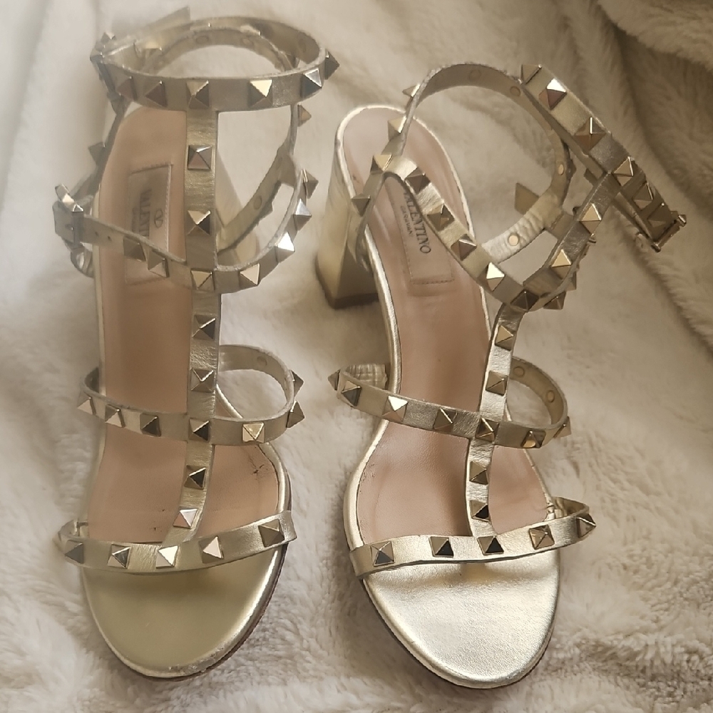 Valentino

Valentino Gold Leather Rockstud Ankle Strap Sandals